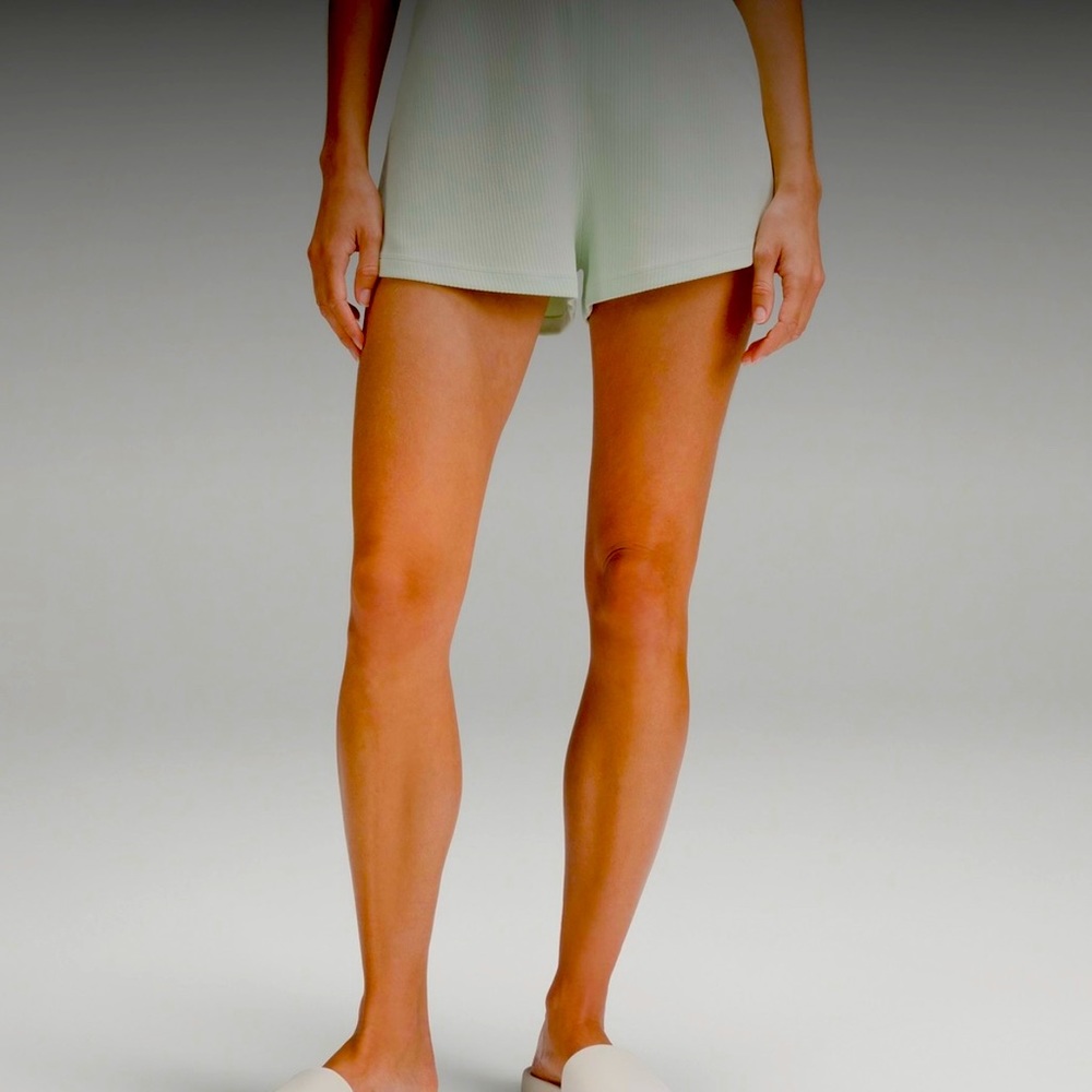 NWT LULULEMON RIBBED SOFTSTREME HIGH RISE SHORT 2” SZ 10